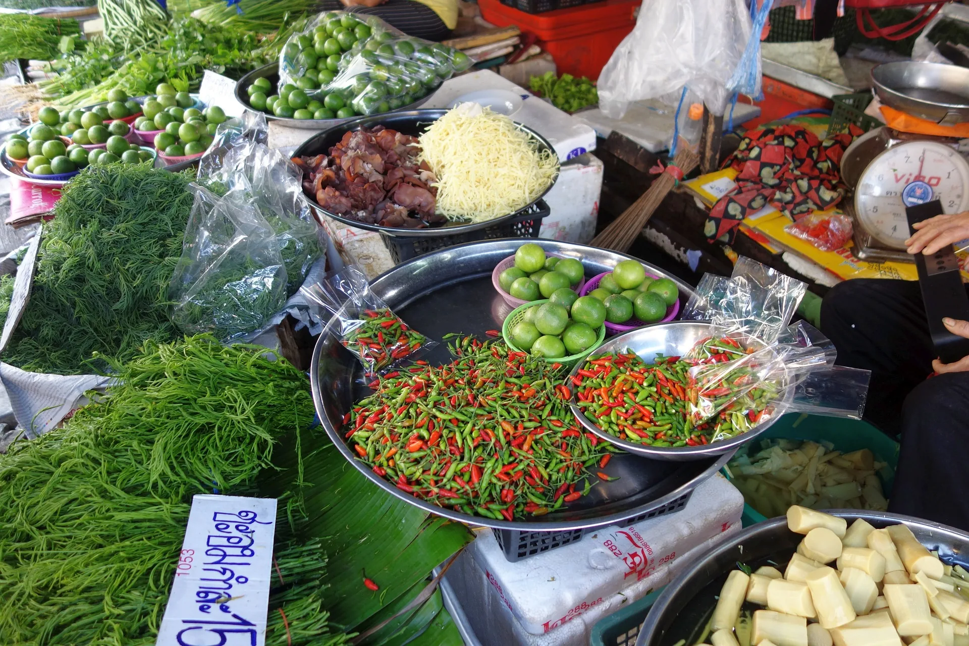 市场中青柠、辣椒、香草和新鲜蔬菜的真实照片